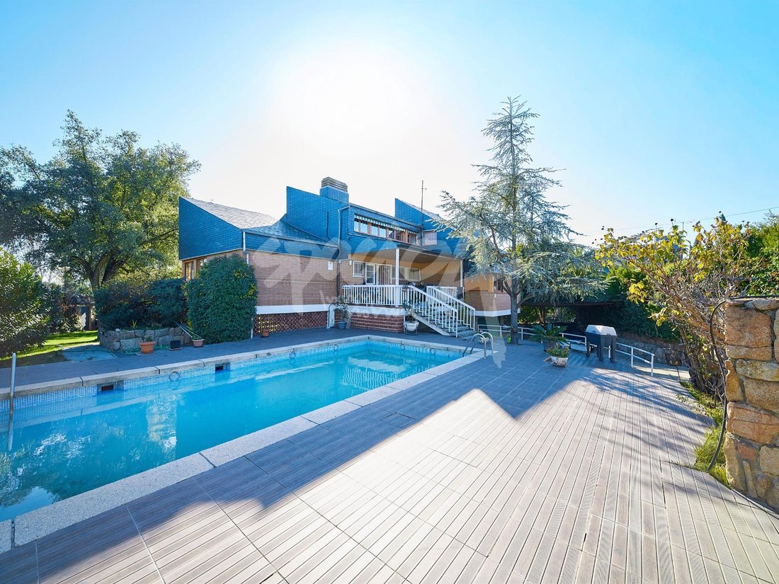 Chalet in Las Rozas de Madrid, Comunidad de Madrid, Spain 2 - 18357112