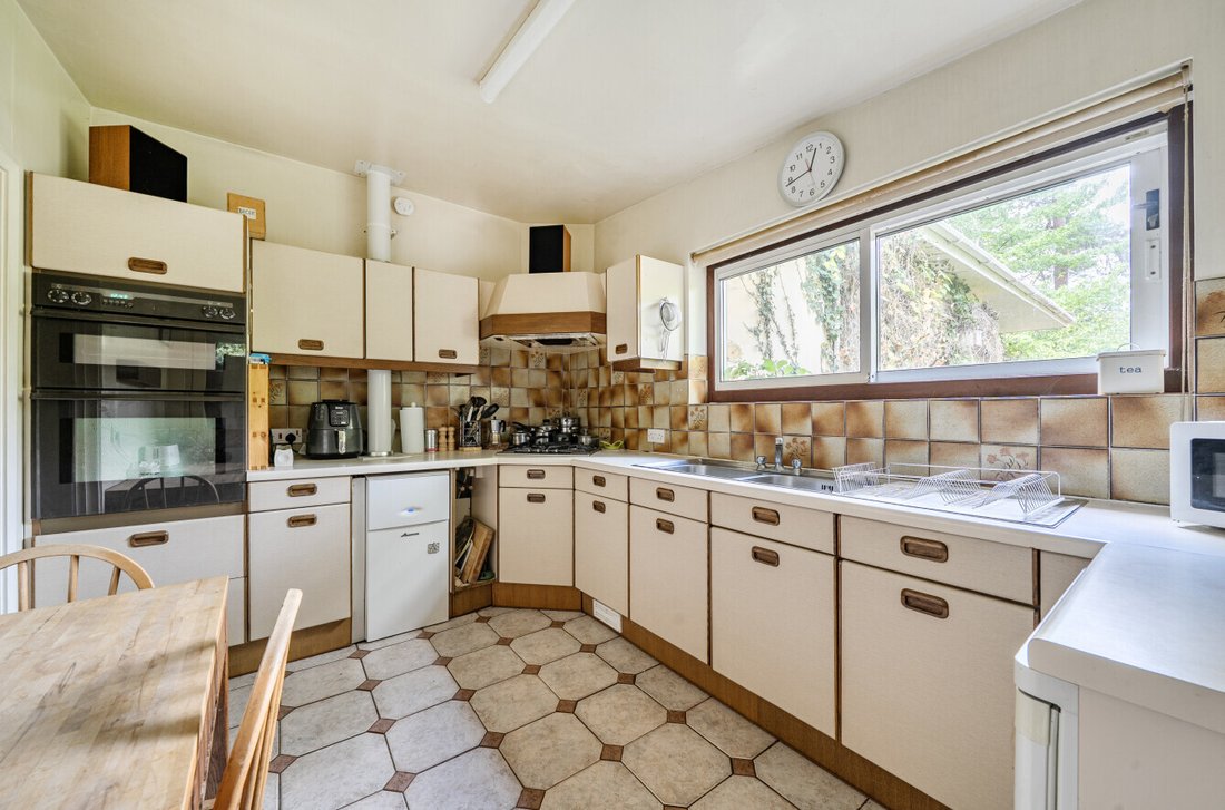 Bungalow in Hook Heath, Woking, England 5 - 18755792
