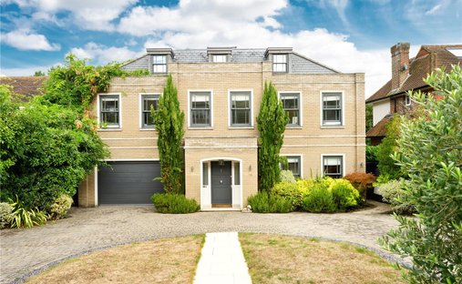 Haus in Esher, Elmbridge, England 1