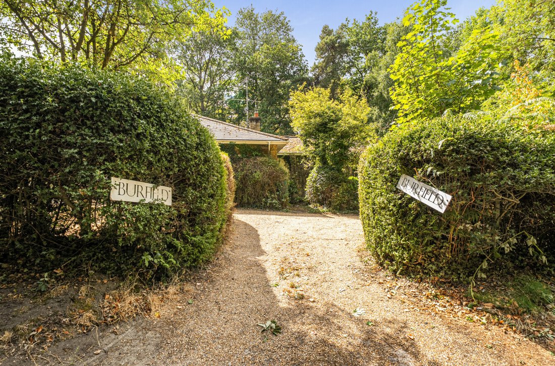 Bungalow in Hook Heath, Woking, England 3 - 18755792