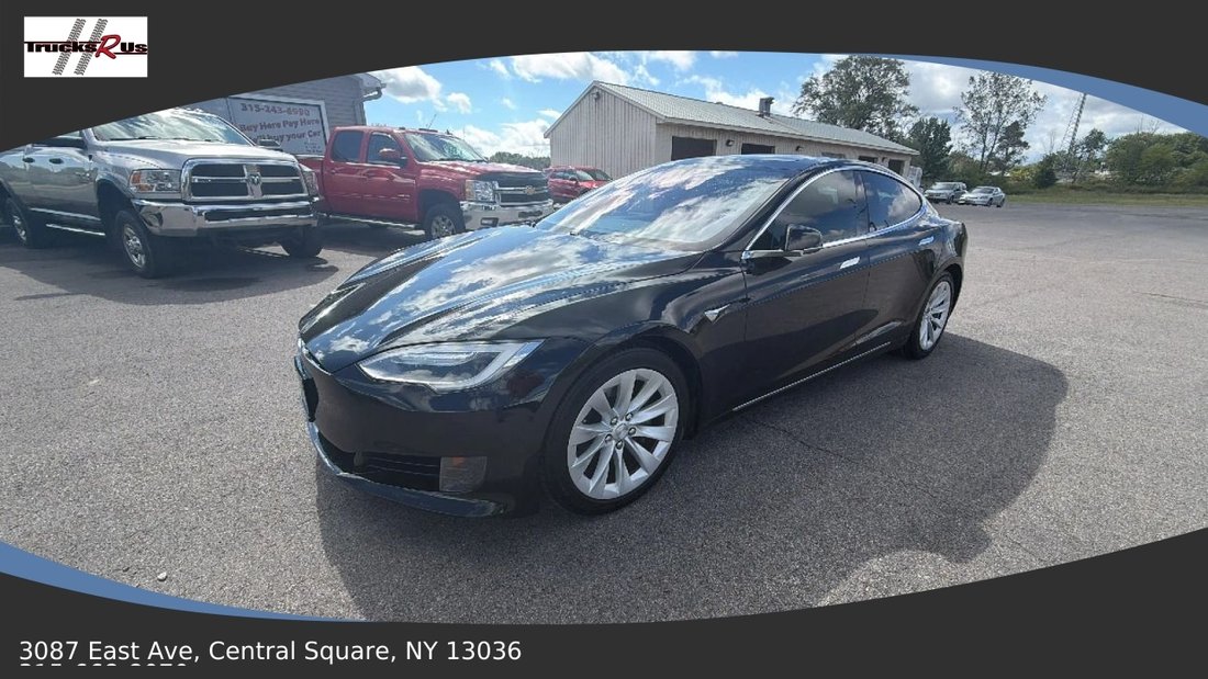 Sedan in Central Square, NY, United States 1 - 18753421
