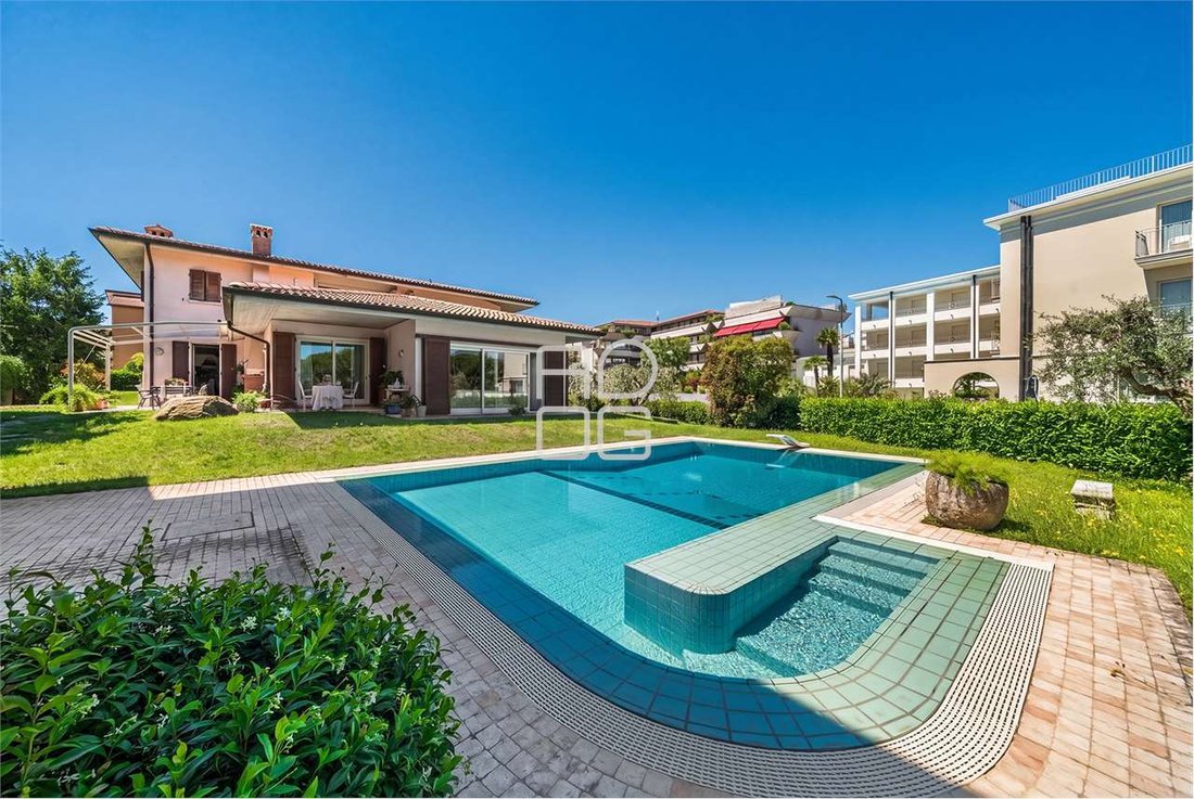 Villa in Desenzano Centro, Desenzano del Garda, Lombardy 1 - 18284286