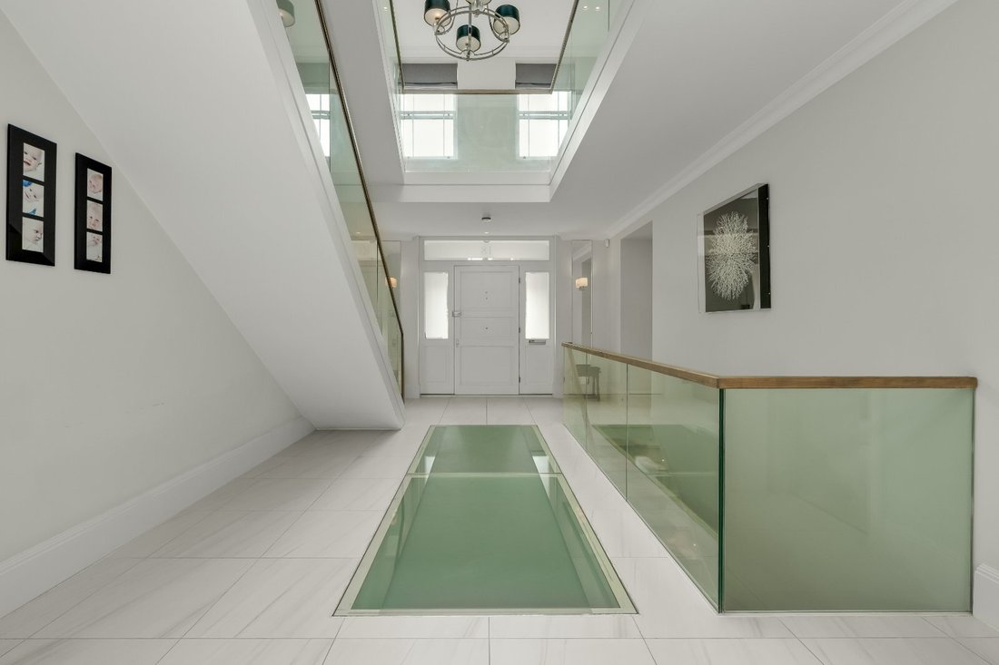 Haus in Esher, Elmbridge, England 3 - 18749241