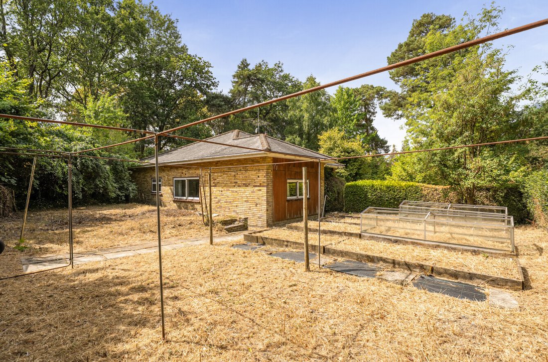 Bungalow in Hook Heath, Woking, England 2 - 18755792