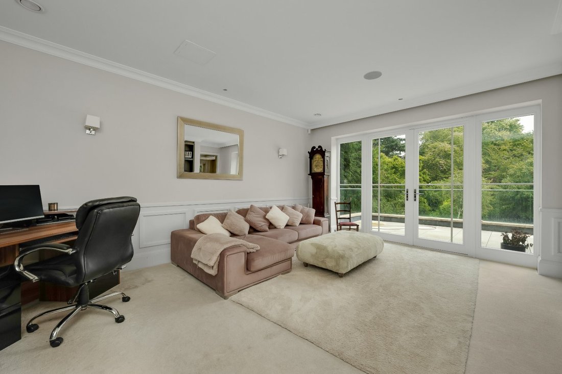 Haus in Esher, Elmbridge, England 5 - 18749241