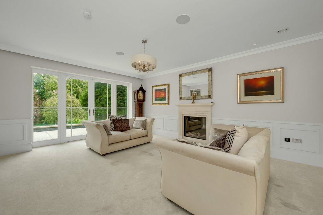 Haus in Esher, Elmbridge, England 4 - 18749241