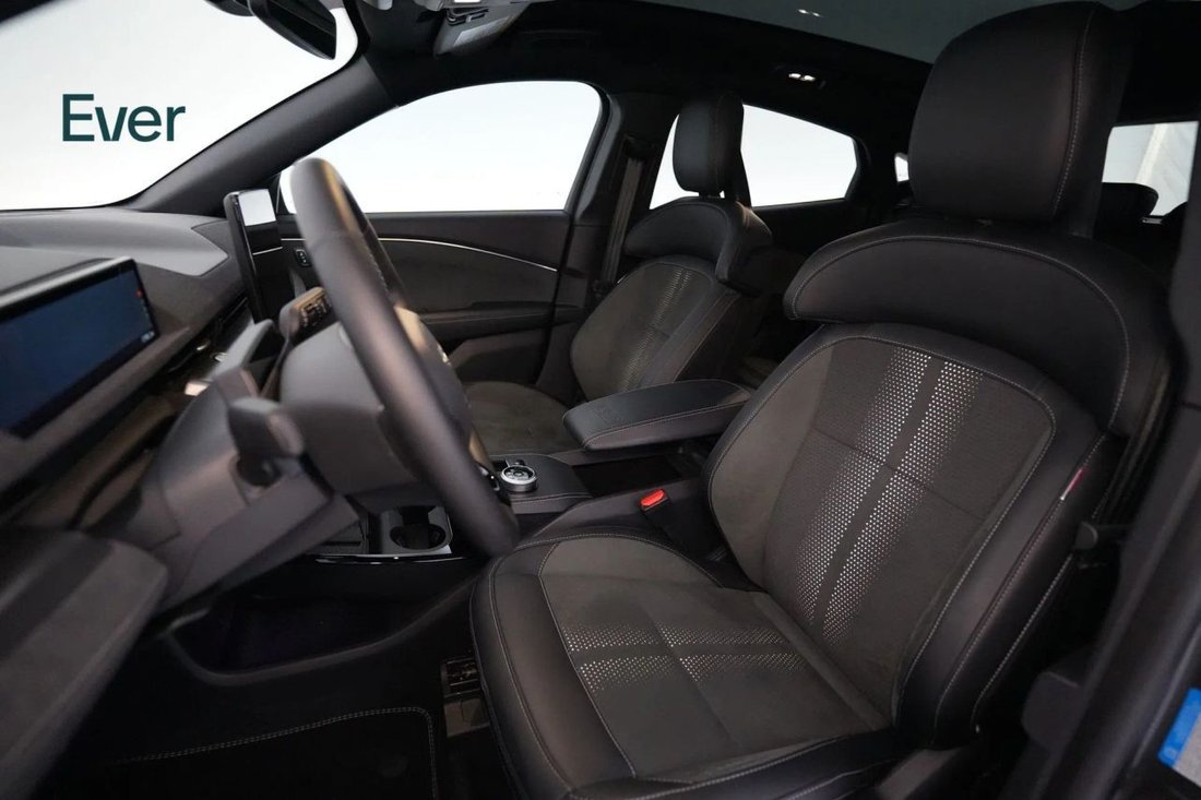 Suv in San Francisco, CA, United States 4 - 18753378
