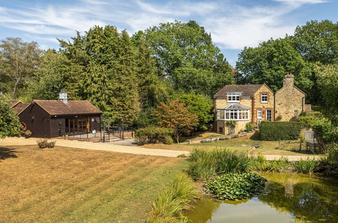Haus in Lower Beeding, England 3 - 18750948