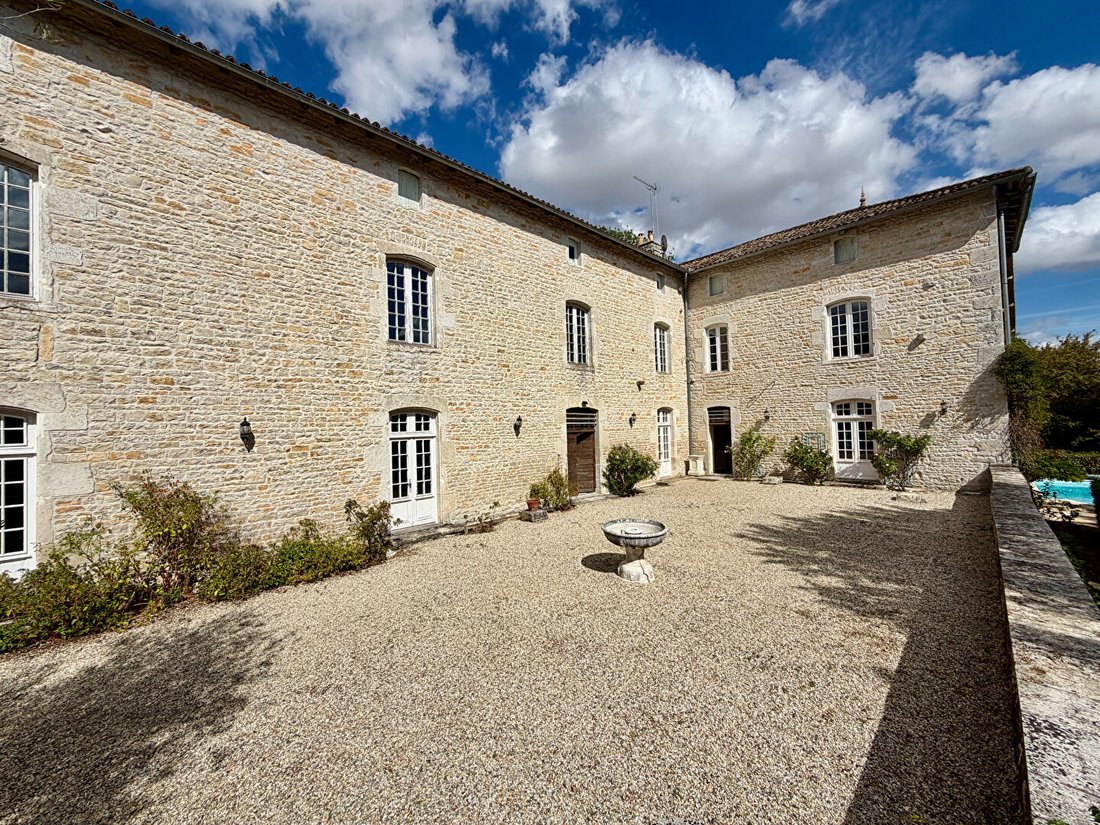 Villa in Lizant, Nouvelle-Aquitaine, France 4 - 18750248