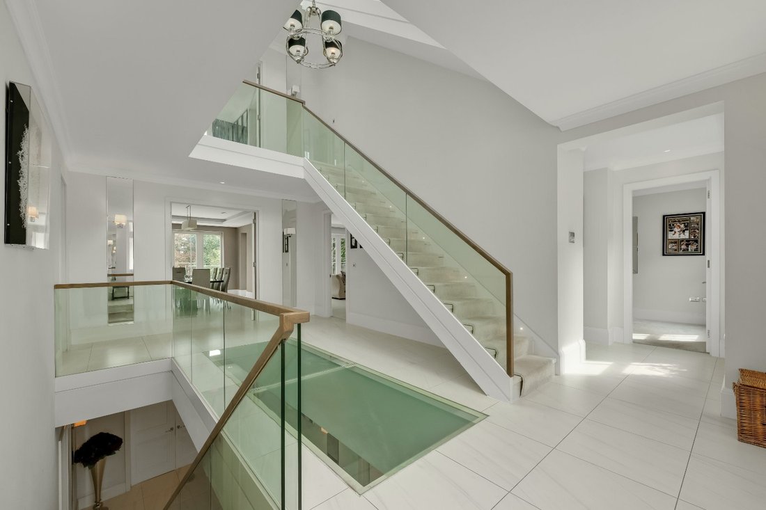 Haus in Esher, Elmbridge, England 2 - 18749241