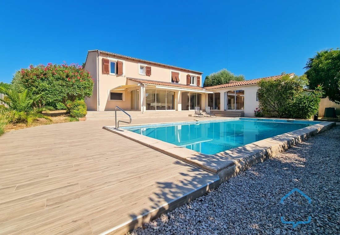 Haus in Centre Ville, Castries, Frankreich 1 - 16662045
