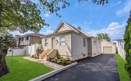 House in Bethpage, New York, United States 1