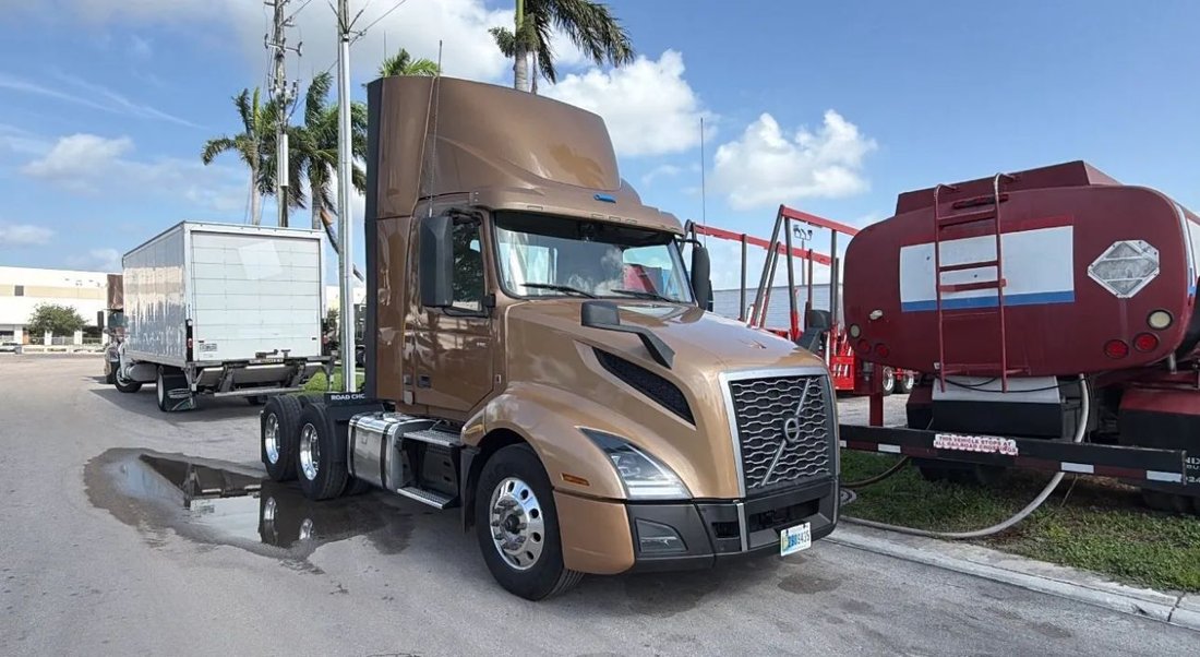 2022 Volvo Commercial VNL VNL 300 Day Cab in Miami, FL, United States 2 - 18479847