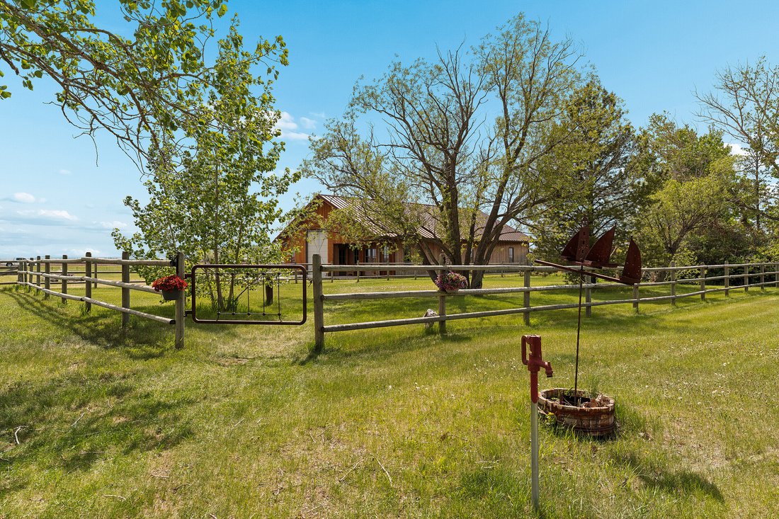 House in Keoma, Alberta, Canada 2 - 18750141