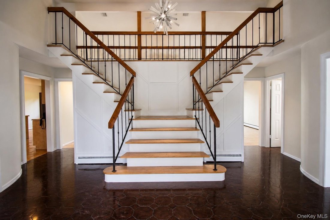 House in Syosset, New York, United States 4 - 18656412