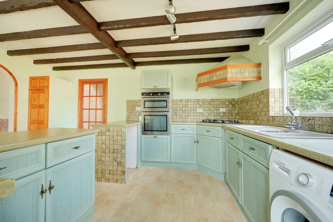 Haus in Burgess Hill, England 3 - 18749649