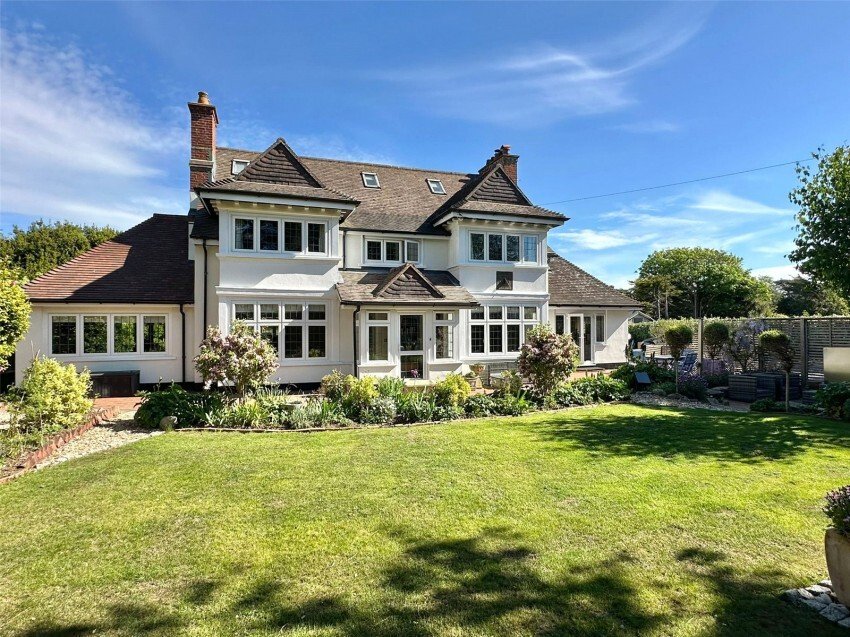 Haus in Milford-on-Sea, England 1 - 18754396