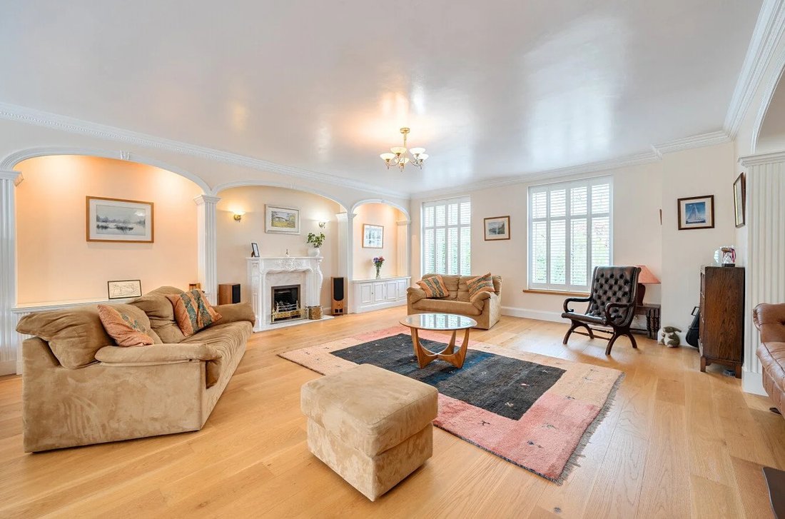 Haus in Oxshott, Elmbridge, England 1 - 18760993