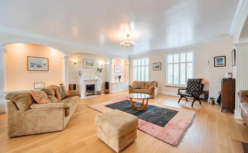 Haus in Oxshott, Elmbridge, England 1