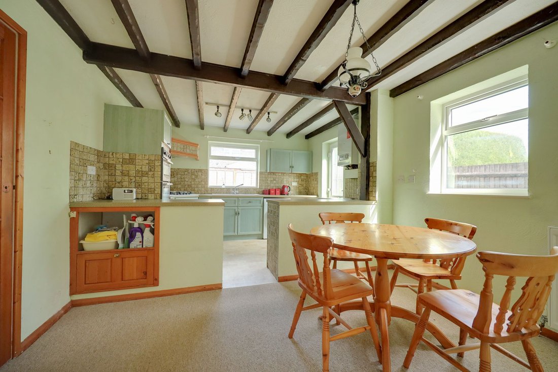 Haus in Burgess Hill, England 4 - 18749649