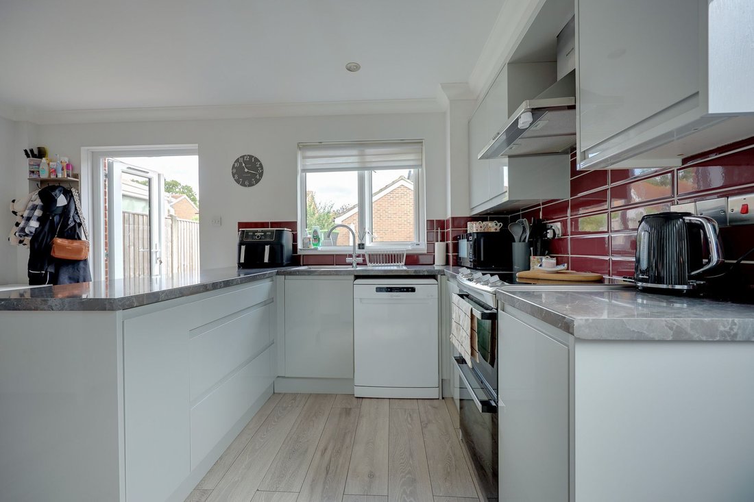 Haus in Burgess Hill, England 4 - 18749645