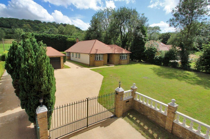 Bungalow in West Kingsdown, England 2 - 18761066