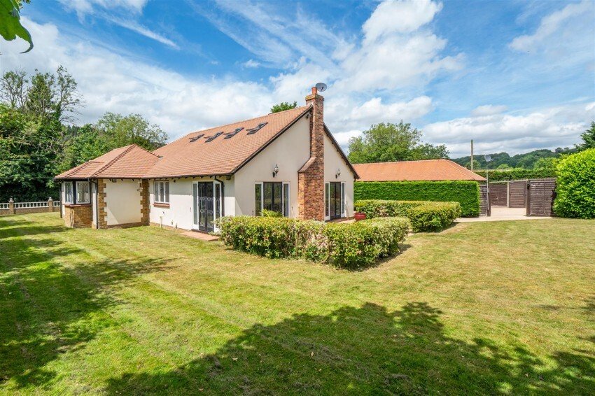 Bungalow in West Kingsdown, England 1 - 18761066