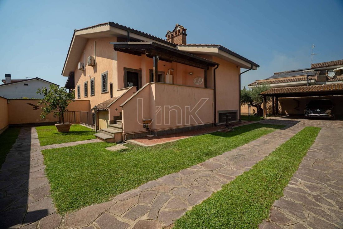 Villa in Infernetto, Rome, Lazio 2 - 18761618
