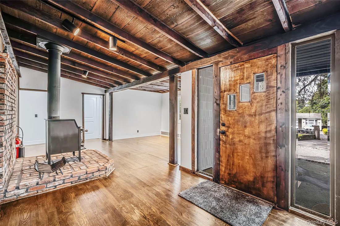 House in Coram, New York, United States 3 - 18765128