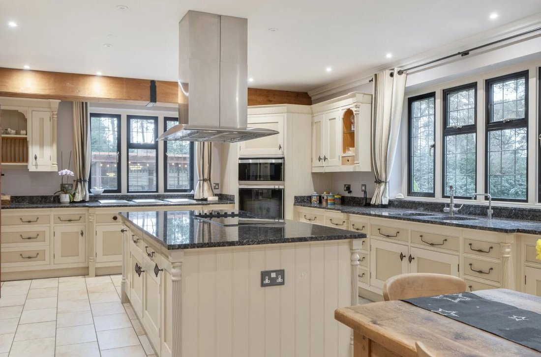 Haus in Lower Bourne, England 2 - 18762658