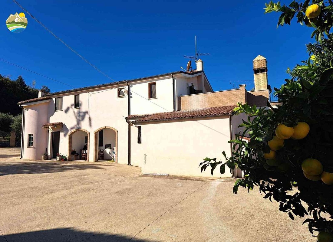 Maisons de campagne à Atri, Abruzzes, Italie 1 - 18436346