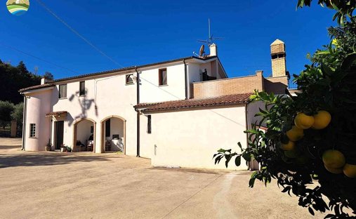 Maisons de campagne à Atri, Abruzzes, Italie 1