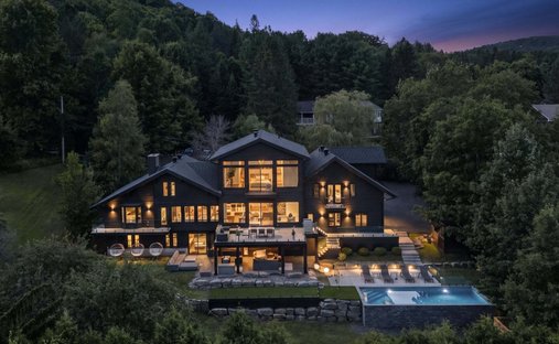 Haus in Saint-Sauveur, Québec, Kanada 1