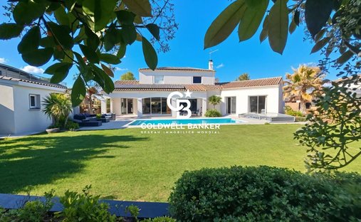 Villa in Saint-Aubin-de-Medoc, Nouvelle-Aquitaine, France 1