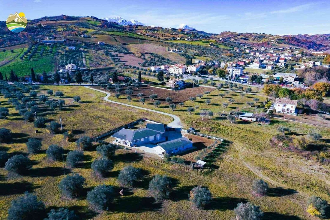 Villa in Castiglione Messer Raimondo, Abruzzo, Italy 3 - 15411944