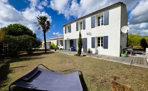 Corps de ferme à Dolus-d'Oléron, Nouvelle-Aquitaine, France 1