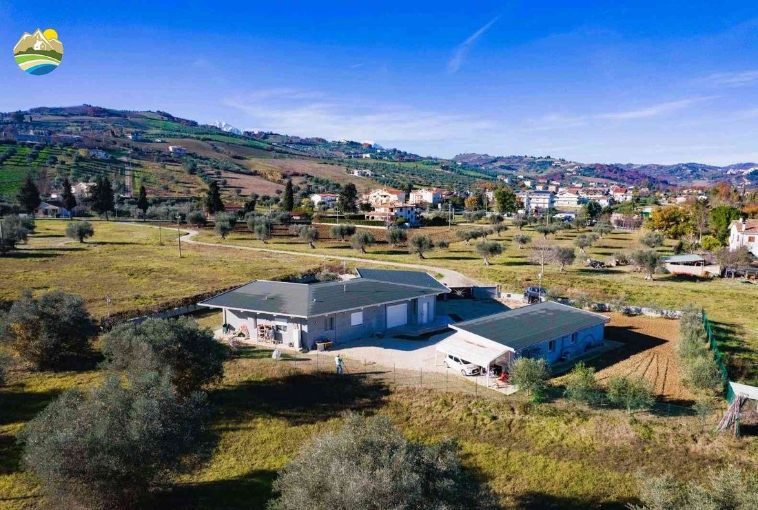 Villa in Castiglione Messer Raimondo, Abruzzo, Italy 1 - 15411944