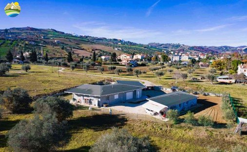 Villa à Castiglione Messer Raimondo, Abruzzes, Italie 1