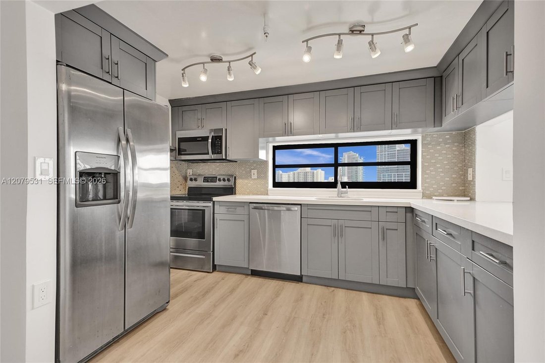 Condo in Miami Beach, Florida, United States 3 - 18765341