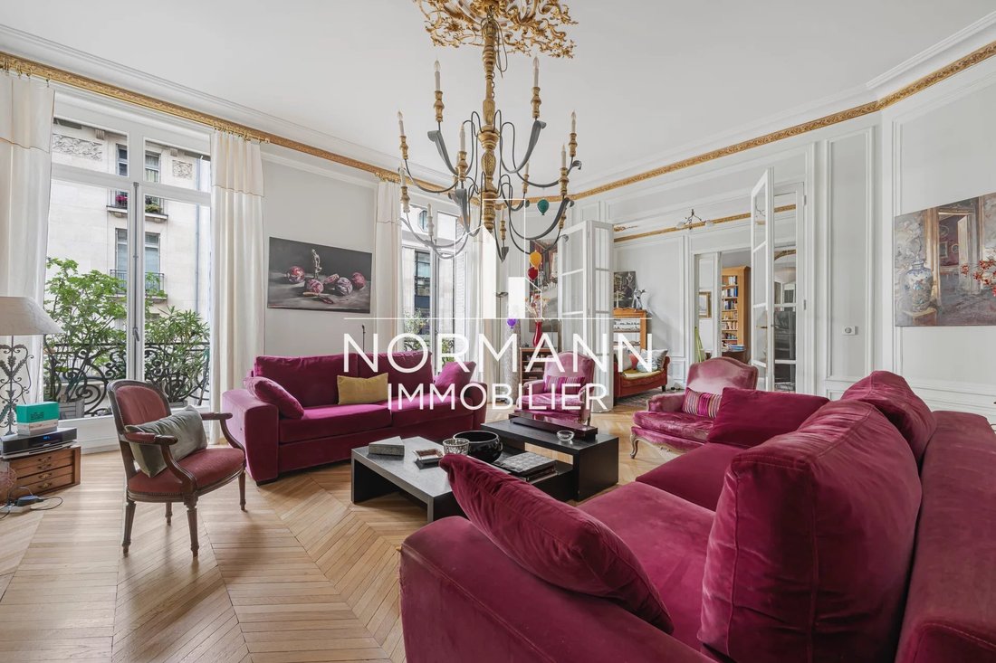 Apartment in Saint Philippe du Roule, Paris 8e Arrondissement, Paris 4 - 17817239