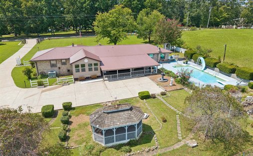 House in Burns, Tennessee, United States 1