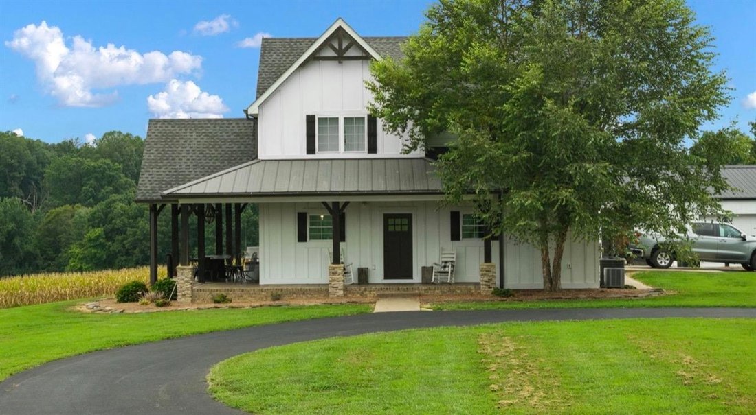 Farm Ranch in Mammoth Cave, Kentucky, United States 1 - 18764045