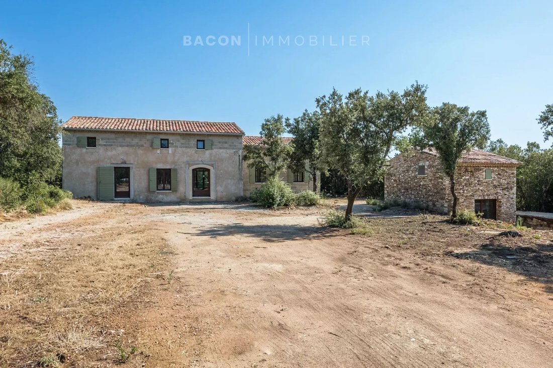 Estate in Bonnieux, Provence-Alpes-Côte d'Azur, France 4 - 18763248