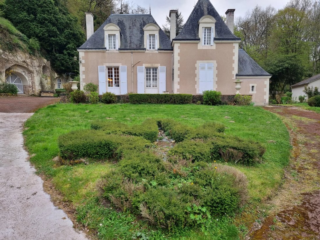 Estate in La Chartre-sur-le-Loir, Pays de la Loire, France 1 - 18762769