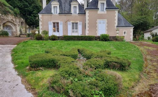 Estate in La Chartre-sur-le-Loir, Pays de la Loire, France 1