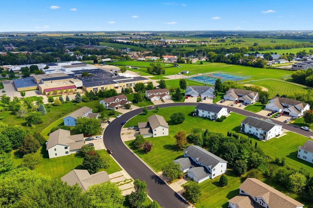 Sun Prairie, Wisconsin, United States 4 - 18764318
