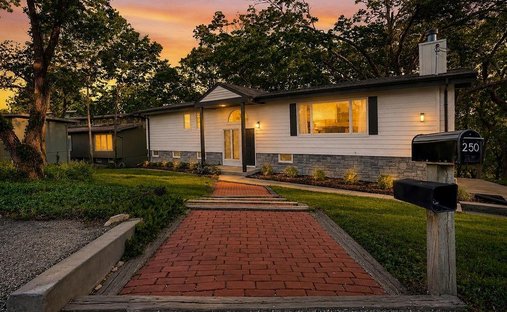 House in Lake Quivira, Kansas, United States 1