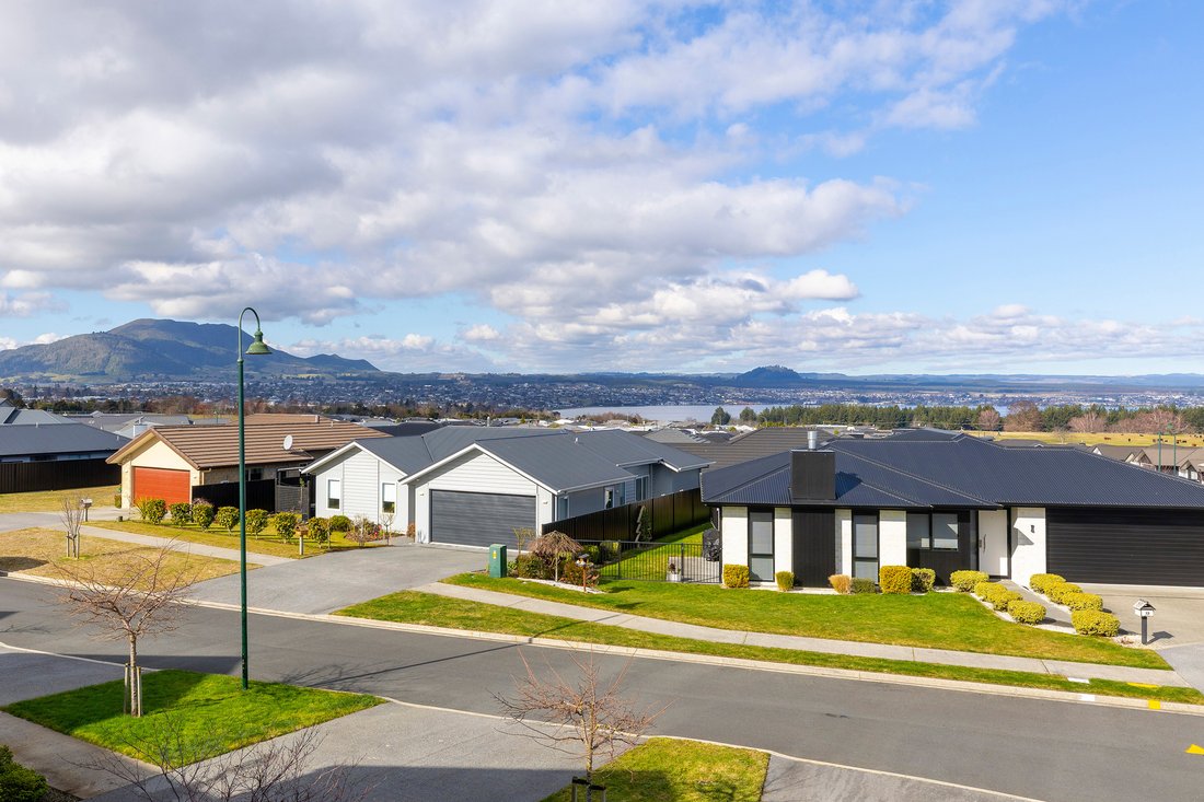 Taupo, Waikato, New Zealand 5 - 18608120