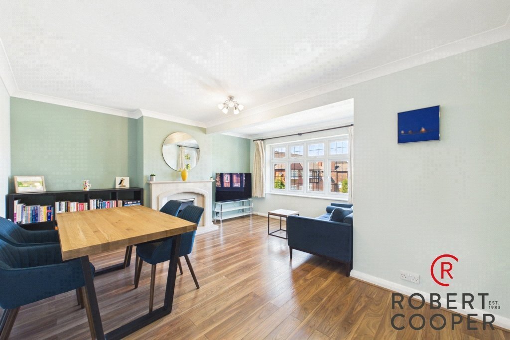 Apartment in Pinnerwood Park, Hillingdon, England 2 - 18768308