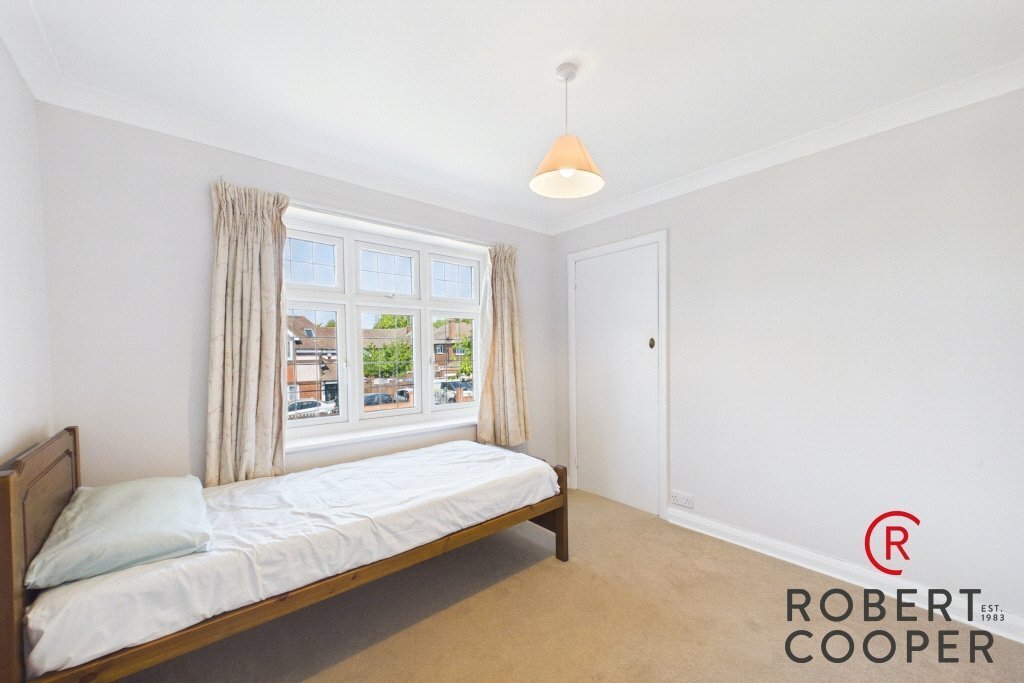 Apartment in Pinnerwood Park, Hillingdon, England 5 - 18768308
